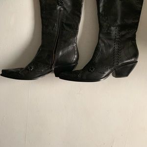BCBG black boots size 10 in new condition.